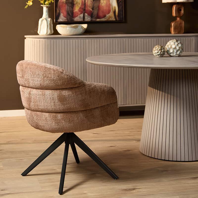 Zachte eetkamerstoel Bella in Cinnamon met zwarte poot en armleuning, perfect voor een stijlvolle en comfortabele eetruimte.