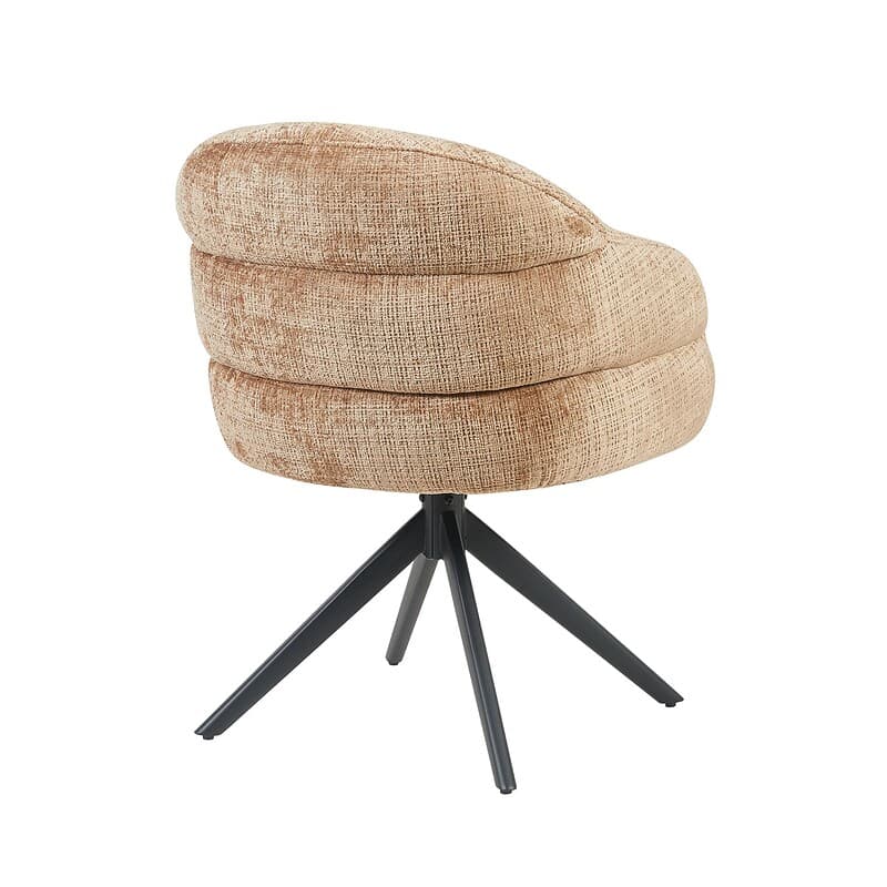 Comfortabele eetkamerstoel Bella met armleuningen, bekleed met zachte cinnamon stof en een zwart metalen onderstel, perfect voor een moderne eetkamer.