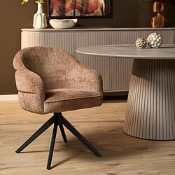Draaibare eetkamerstoel Bella Cinnamon met zwarte poot, comfortabel en stijlvol, perfect voor moderne eetkamers.
