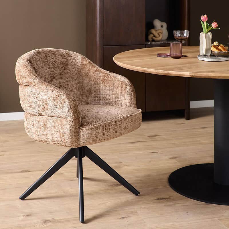 Comfortabele draaibare eetkamerstoel Bella Cinnamon met zwarte poot, bekleed met zachte, warme stoffen voor een stijlvolle en functionele eetkamerstoel.