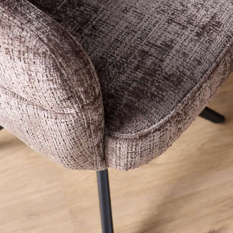 Comfortabele draaibare eetkamerstoel Bella Clay Poot Zwart met zachte bekleding en zwarte metalen poot, perfect voor een moderne eetkamer.