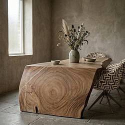 Unieke houten eettafel van massief hout met natuurlijke nerf en organische vormen, perfect voor een moderne en stijlvolle eetruimte in Enschede.