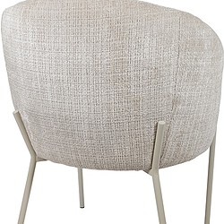 Comfortabele moderne fauteuil met licht beige stoffen bekleding en slanke metalen poten, perfect voor een stijlvolle woonkamer of kantoorruimte.