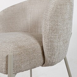 Een stijlvolle, beige stoffen fauteuil van Mokana Meubelen, perfect voor een gezellige en comfortabele zithoek.