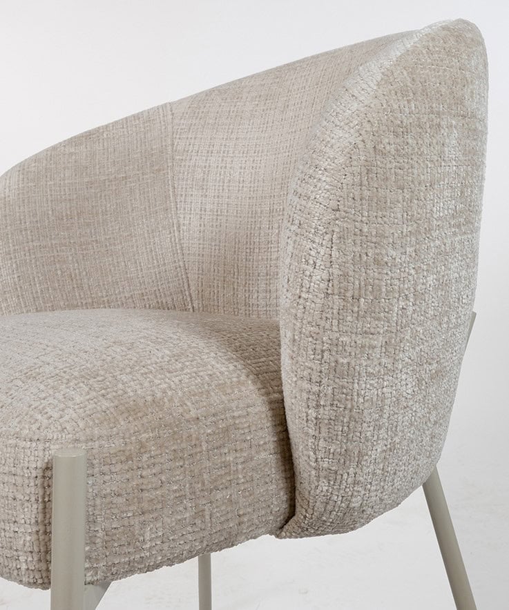 Een stijlvolle, beige stoffen fauteuil van Mokana Meubelen, perfect voor een gezellige en comfortabele zithoek.