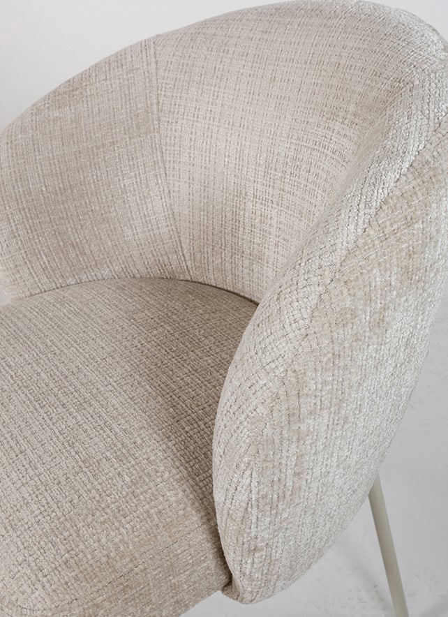 Comfortabele Mokana lounge stoel met zachte bekleding en moderne uitstraling, perfect voor een stijlvolle en gezellige zithoek.