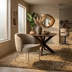 Gezellige woonkamer met een moderne houten eettafel, comfortabele stoel en decoratieve planten, perfect voor een stijlvolle en warme woonruimte.