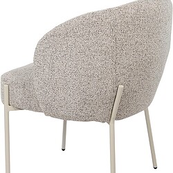 Fauteuil met zachte stoffen bekleding en slanke witte metalen poten, perfect voor een stijlvolle en comfortabele zithoek.