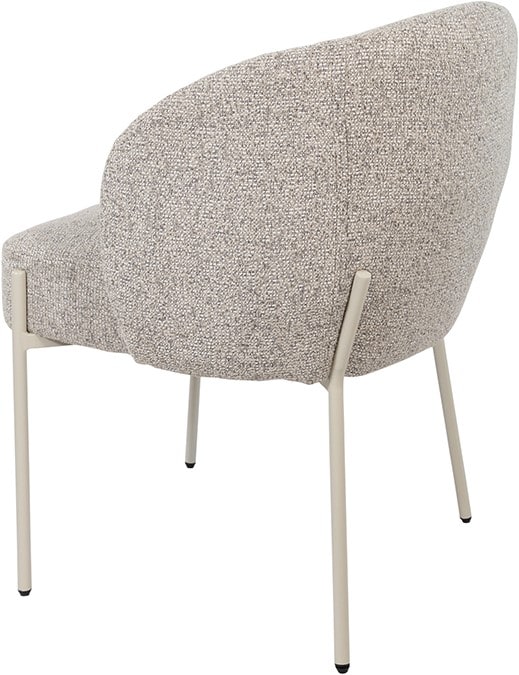 Fauteuil met zachte stoffen bekleding en slanke witte metalen poten, perfect voor een stijlvolle en comfortabele zithoek.