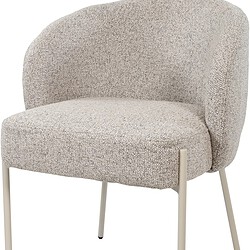 Comfortabele moderne fauteuil met lichtgekleurde stoffen bekleding en slanke metalen poten, perfect voor een stijlvolle en gezellige zithoek.