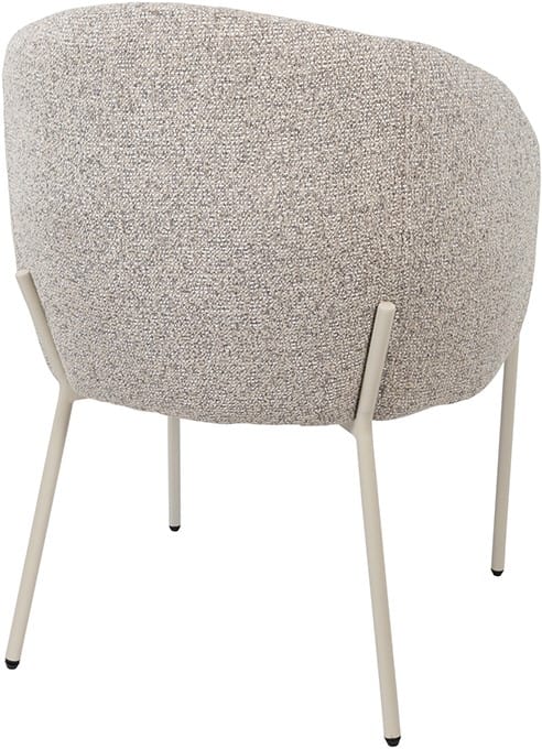 Moderne fauteuil met zachte stoffen bekleding en slanke metalen poten, ideaal voor een stijlvolle en comfortabele zithoek.