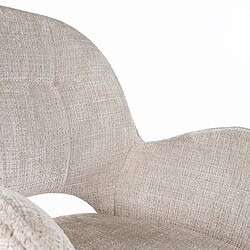 Comfortabele houten fauteuil met zachte beige bekleding, perfect voor een gezellige zithoek.
