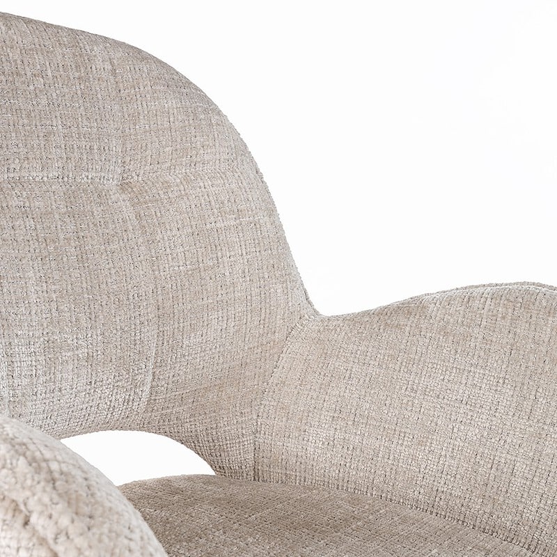 Comfortabele houten fauteuil met zachte beige bekleding, perfect voor een gezellige zithoek.
