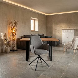 Draaibare Amaro armstoel met stoffen bekleding in Nature 452 blauwgrijs, perfect voor moderne woonruimtes. Comfortabele en stijlvolle stoel met draaifunctie, ideaal voor zithoek of kantoor.
