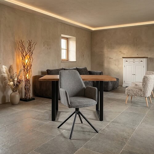 Draaibare Amaro armstoel met stoffen bekleding in Nature 452 blauwgrijs, perfect voor moderne woonruimtes. Comfortabele en stijlvolle stoel met draaifunctie, ideaal voor zithoek of kantoor.