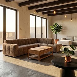 Modernes Wohnzimmer mit großem Sofa, Couchtisch aus Holz und grünen Pflanzen, viel Tageslicht, Industrial-Design mit Holzdecke und großen Fenstern.