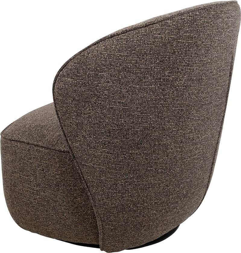 Moderne Mokana fauteuil met comfortabele, gebogen rugleuning in warme bruintint, perfect voor stijlvolle zithoeken en lounges.
