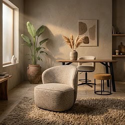 Gezellige interieurfoto met houten eettafel, comfortabele stoelen, grote groene plant en decoratieve vazen in een warm verlichte kamer.