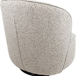 Comfortabele Mokana fauteuil met ronde vorm en zachte, textuurrijke bekleding, perfect voor een stijlvolle en gezellige zithoek.