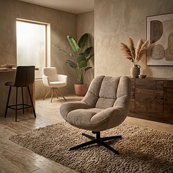 Gezellige woonkamer met moderne fauteuil, grote plant, houten kast en abstract kunstwerk, perfect voor een stijlvolle en comfortabele leefruimte.