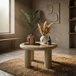 Ein gemütliches Interieur mit einem runden Couchtisch, einer großen Pflanze und dekorativen Vasen in einem minimalistischen Wohnzimmer mit natürlichen Farben und Texturen.