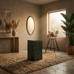 Ein Interieur mit einem Holztisch, einem Spiegel, einem Stuhl und einer großen Pflanze in einem hellen, minimalistischen Raum mit natürlichem Lichteinfall.