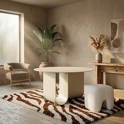 Ein geräumiges Interieur mit modernen Mokana-Möbeln, darunter ein runder Tisch und eine gemütliche Sitzecke – perfekt für einen stilvollen und gemütlichen Wohnbereich.