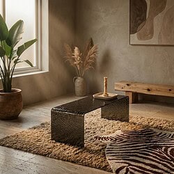 Moderner schwarzer Couchtisch mit Holzbank und grünen Pflanzen in einem stilvollen Wohnzimmer. Perfekt für eine gemütliche und natürliche Atmosphäre.