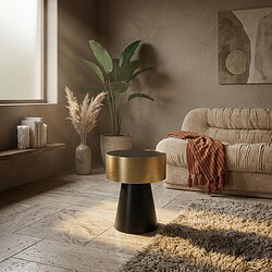 Modernes Wohnzimmer mit beigem Sofa, schwarz-goldenem Beistelltisch, großer grüner Pflanze und Naturdeko, gemütlich und stilvoll eingerichtet.