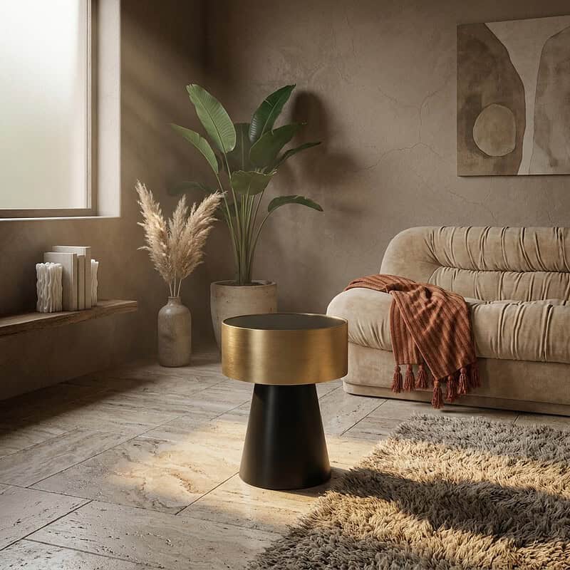 Modernes Wohnzimmer mit beigem Sofa, schwarz-goldenem Beistelltisch, großer grüner Pflanze und Naturdeko, gemütlich und stilvoll eingerichtet.