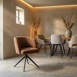 Moderne Cuvio armstoel in hazel kleur met zwart metalen poot, geschikt voor woonkamer of kantoor.