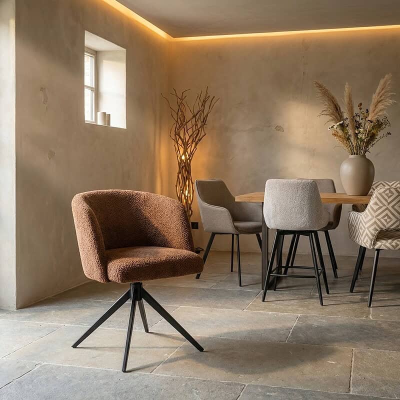 Moderne Cuvio armstoel in hazel kleur met zwart metalen poot, geschikt voor woonkamer of kantoor.