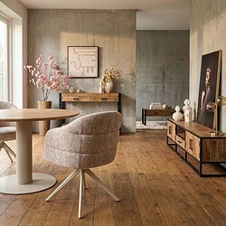 Moderne beige eetkamerstoel Bella met sandkleurige poten en armleuningen, perfect voor een stijlvolle en comfortabele eetkamer of woonkamer.