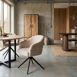 Moderne beige eetkamerstoel Bella met zwarte poten en armleuningen, perfect voor een stijlvolle en comfortabele eetruimte.