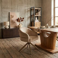 Elegante eetkamerstoel Bella met armleuning in Cinnamon, voorzien van bronzen poot, perfect voor een stijlvolle en comfortabele eetruimte.