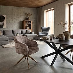Moderne draaibare eetkamerstoel Bella Clay met bronzen poot, perfect voor een stijlvolle en comfortabele eetkamer.