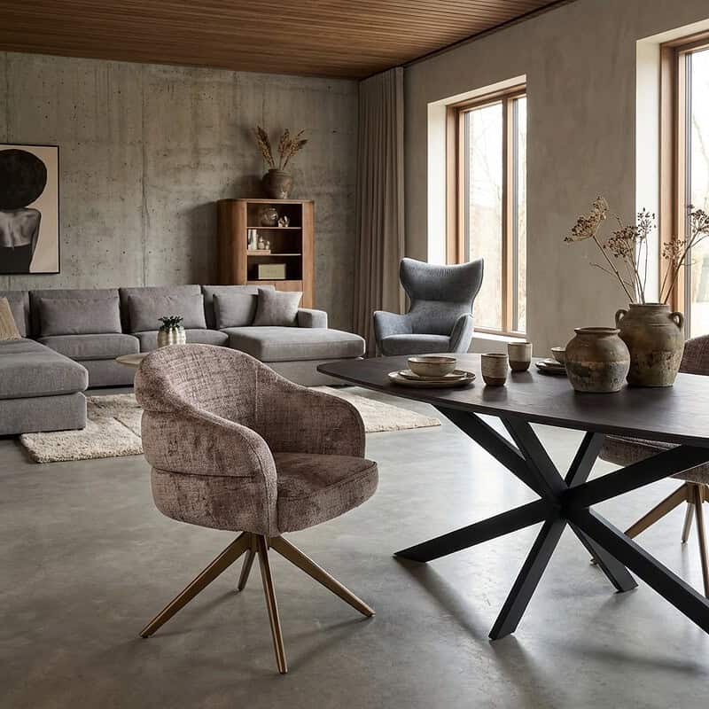 Moderne draaibare eetkamerstoel Bella Clay met bronzen poot, perfect voor een stijlvolle en comfortabele eetkamer.