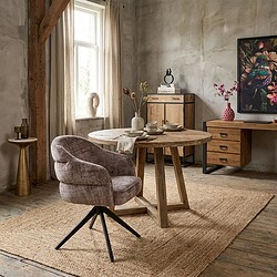 Comfortabele eetkamerstoel Bella in Clay met zwarte poot en armleuningen, perfect voor een stijlvolle en gezellige eethoek.