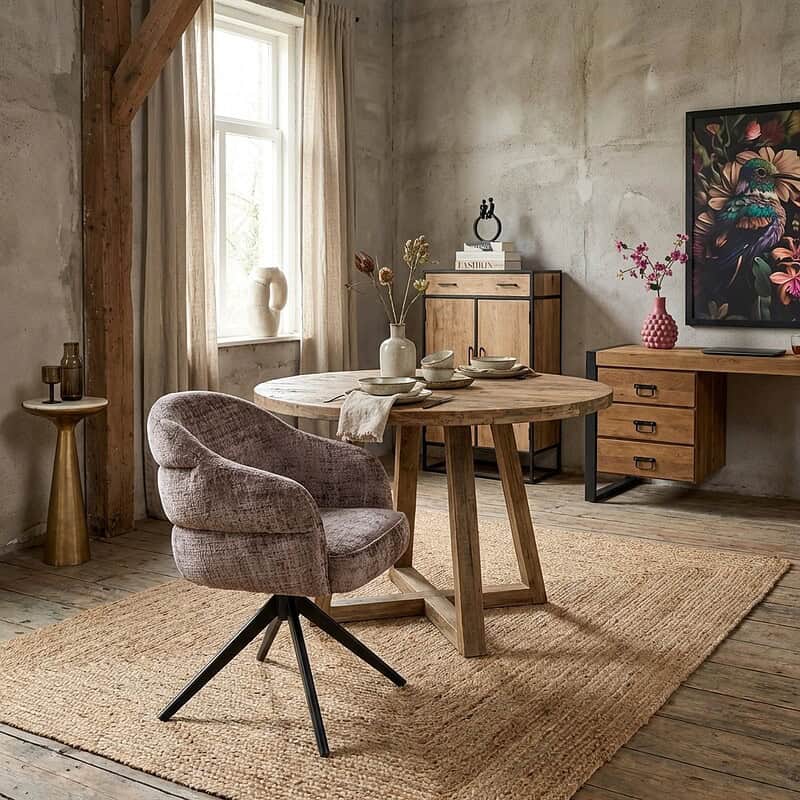 Comfortabele eetkamerstoel Bella in Clay met zwarte poot en armleuningen, perfect voor een stijlvolle en gezellige eethoek.