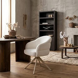 Moderne draaibare eetkamerstoel Bella in off-white stof met zandkleurige poot, ideaal voor een stijlvolle en comfortabele eetkamer of kantoorruimte.