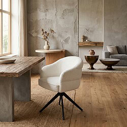 Moderne eetkamerstoel Bella in off-white stof met zwarte poot, armleuningen en comfortabele zitting, perfect voor een stijlvolle en gezellige eetkamer.