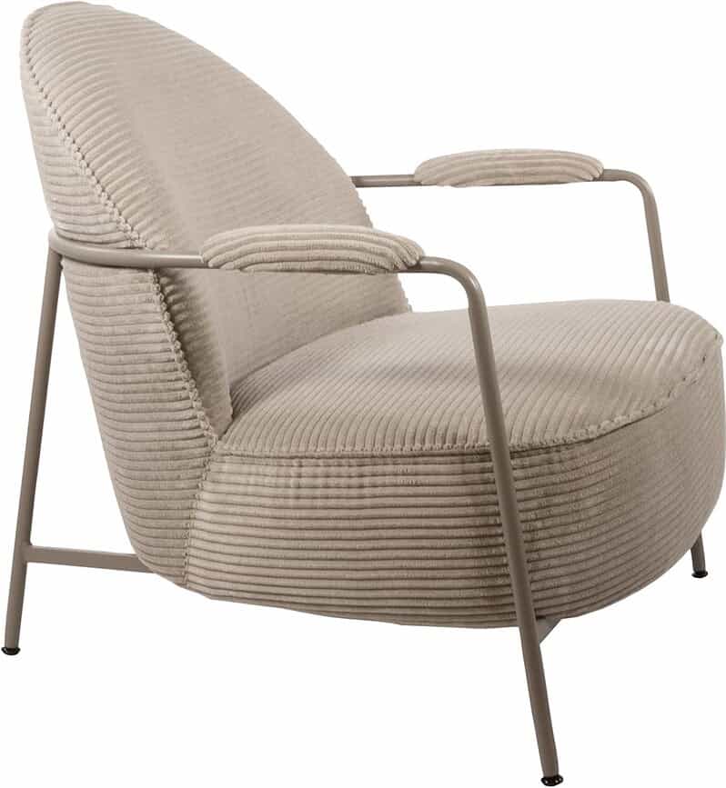 Comfortabele Mokana fauteuil met ribbelige bekleding en metalen armleuningen, perfect voor een stijlvolle en gezellige zithoek.