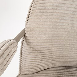 Comfortabele Mokana meubelstoel met ribbelige beige bekleding en metalen armleuningen, perfect voor modern interieur.