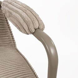 Comfortabele lounge stoel met zachte, geribbelde bekleding en een metalen armleuning, perfect voor ontspanning en modern interieur.