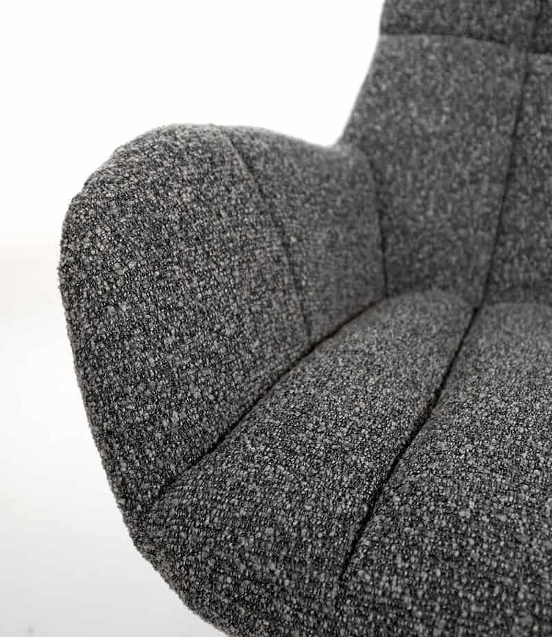 Comfortabele moderne grijze stoffen fauteuil met zachte bekleding en ergonomisch ontwerp, perfect voor een stijlvolle en gezellige zithoek.