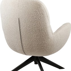 Mokana lounge stoel met zachte, textuurrijke bekleding en zwart houten onderstel, perfect voor een stijlvolle en comfortabele zithoek.