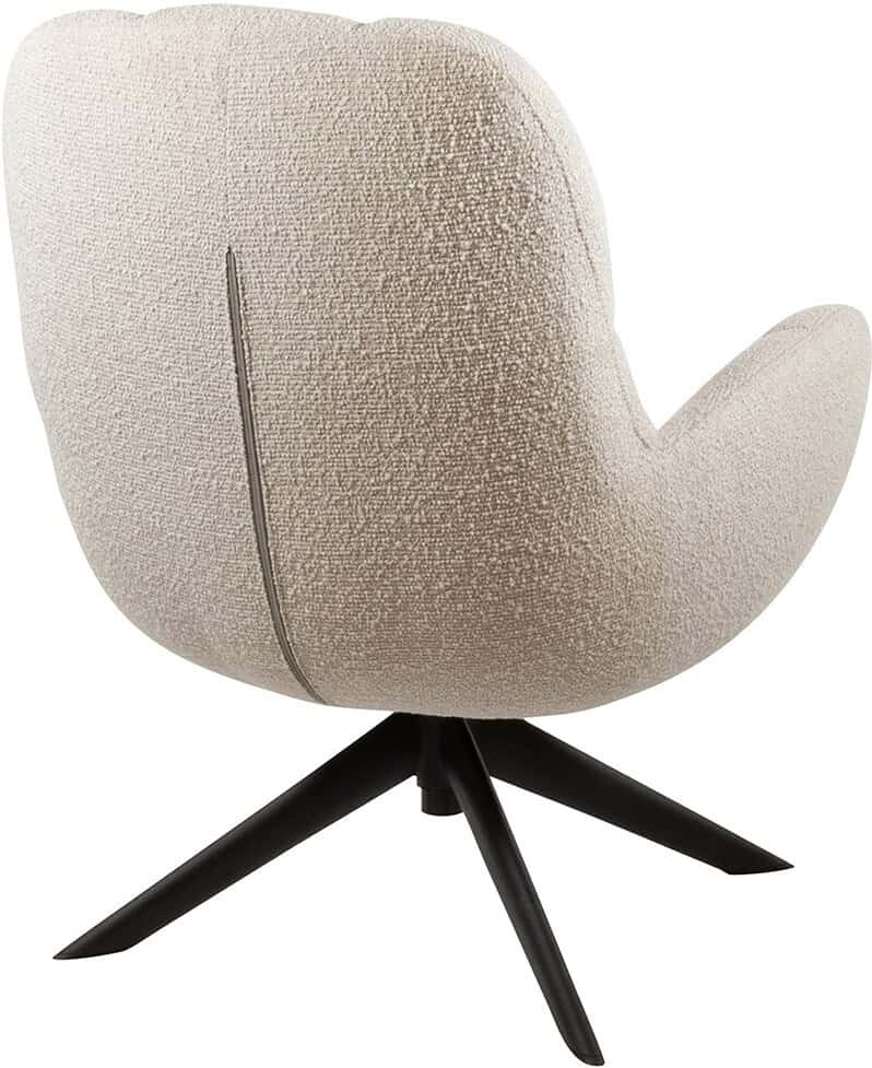 Mokana lounge stoel met zachte, textuurrijke bekleding en zwart houten onderstel, perfect voor een stijlvolle en comfortabele zithoek.