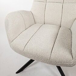 Moderne beige fauteuil met comfortabele bekleding en zwarte poten, ideaal voor een stijlvolle en gezellige woonkamer.