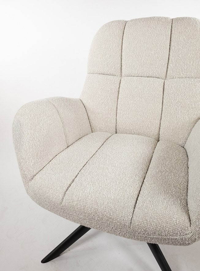 Moderne beige fauteuil met comfortabele bekleding en zwarte poten, ideaal voor een stijlvolle en gezellige woonkamer.