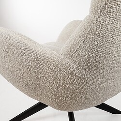 Comfortabele stoffen fauteuil met zachte bekleding en zwarte houten poten, ideaal voor een stijlvolle en gezellige zithoek in huis.